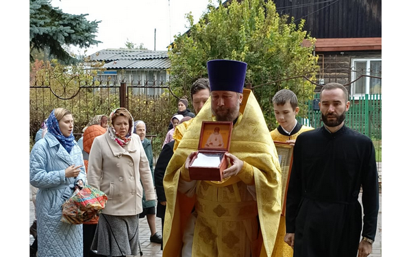 В посёлок Локоть на Брянщине доставили ковчег с частицей мощей Луки Крымского