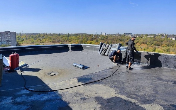 Брянские специалисты продолжают помогать подшефной Брянке в проведении ремонтов кровель