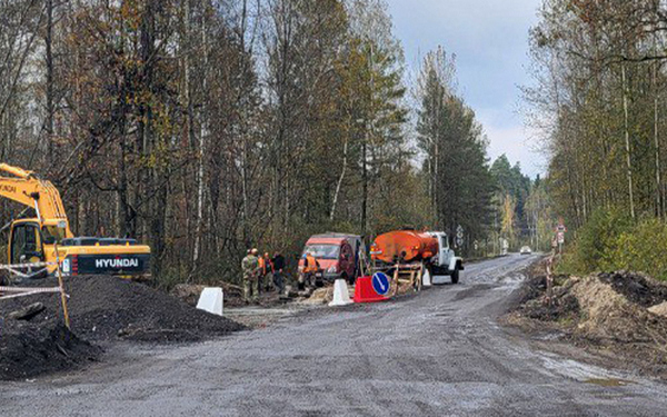 На автодороге Сельцо-Новониколаевка укладывают вторую водопропускную трубу