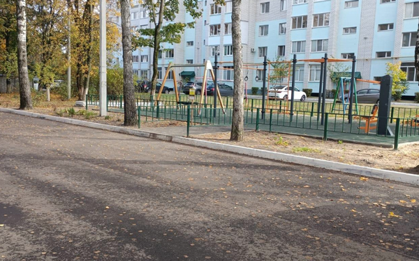 В Брянске благоустроили два двора по улице Красных Партизан