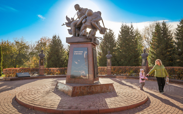 В Брянске обновили памятник «Круговая оборона»