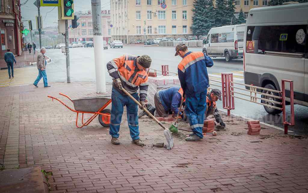 В центре Брянска меняют битую тротуарную плитку