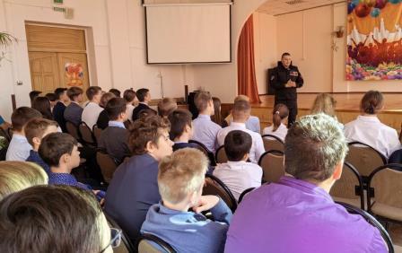 Сотрудники ОМОН провели тематический урок для брянских школьников