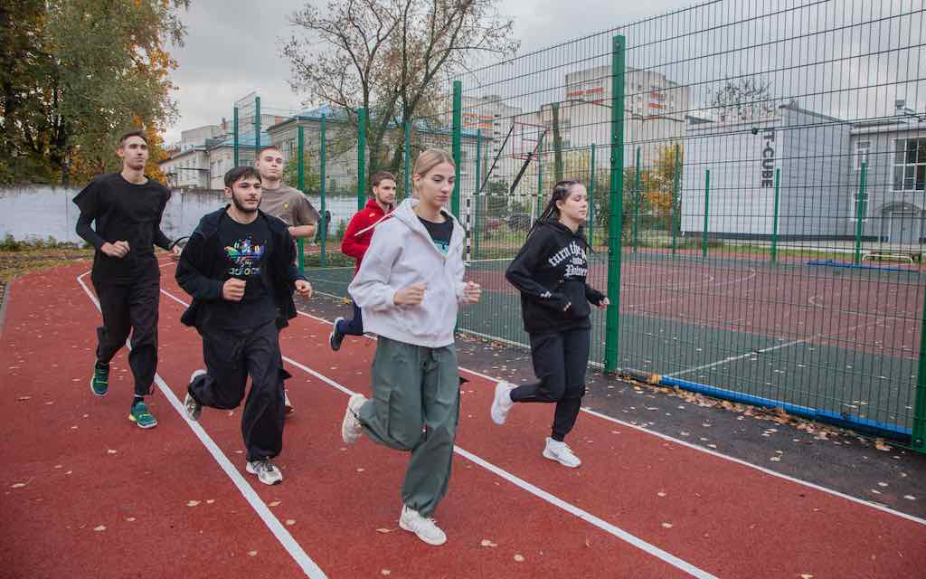 В Брянске при лицее № 27 функционирует безопасная спортивная площадка с беговой дорожкой