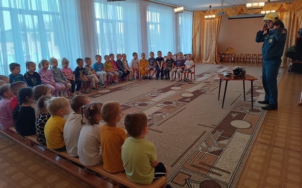 В гости к брянским дошкольникам пришёл начальник пожаорно-спасательной станции