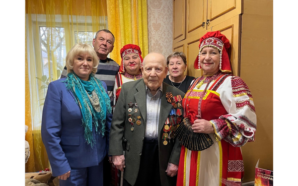 Поздравления с 99-летием принимал ветеран войны, почётный гражданин Брянска Александр Мельников