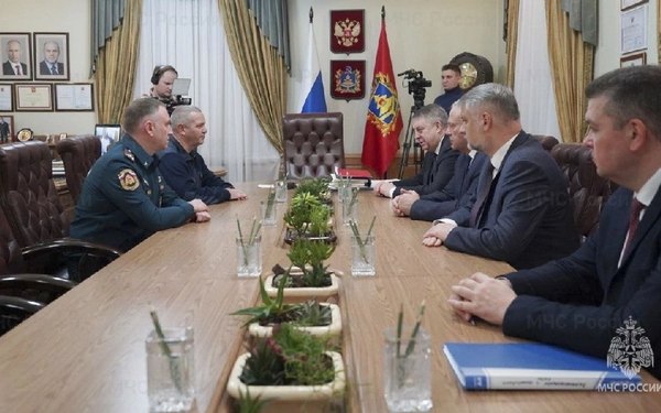 Губернатор Александр Богомаз провёл встречу с замминистра РФ по делам гражданской обороны Ильёй Денисовым