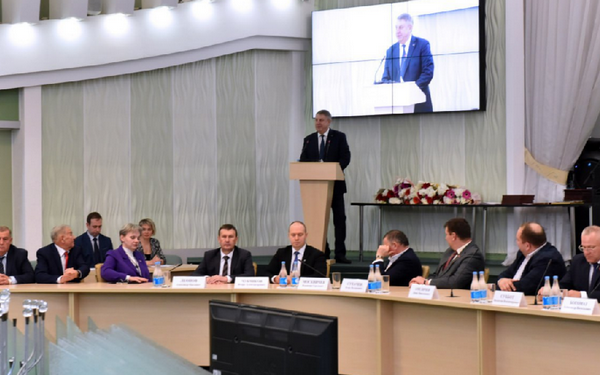 Губернатор Александр Богомаз поздравил с профессиональным праздником представителей транспортной отрасли