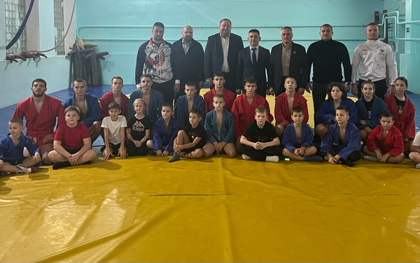 Артём Осипенко в брянской школе №41 провёл открытую тренировку по самбо