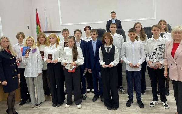 Юные жители Брянска получили паспорта граждан России