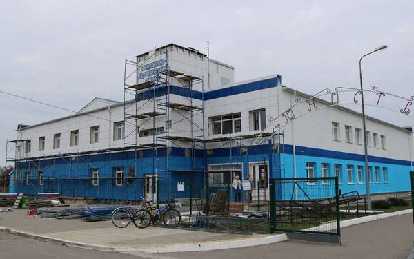 В Комаричах ремонтируют фасад физкультурно-оздоровительного комплекса