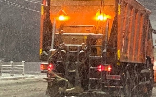 В Брянской области продолжается очистка дорог от снега и их обработка