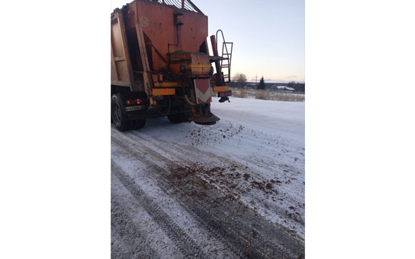 На дорогах Брянской области продолжается работа по их очистке и обработке