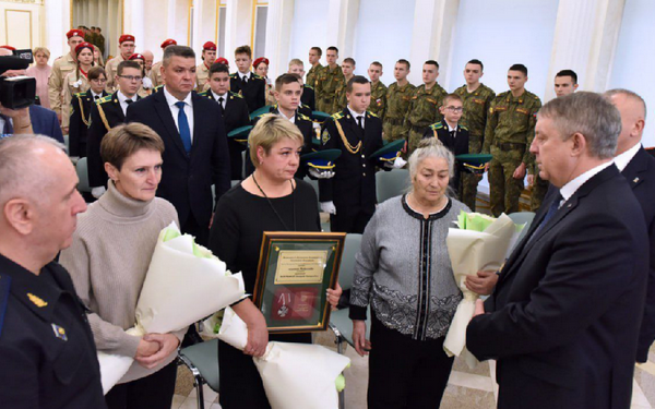 Губернатор Александр Богомаз передал Орден Мужества родным погибшего при выполнении воинского долга брянского пограничника