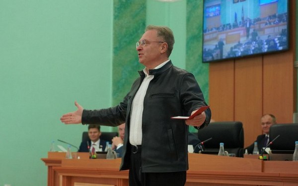 Александр Богомаз поздравил певца и композитора Александра Добронравова с присвоением почётного звания