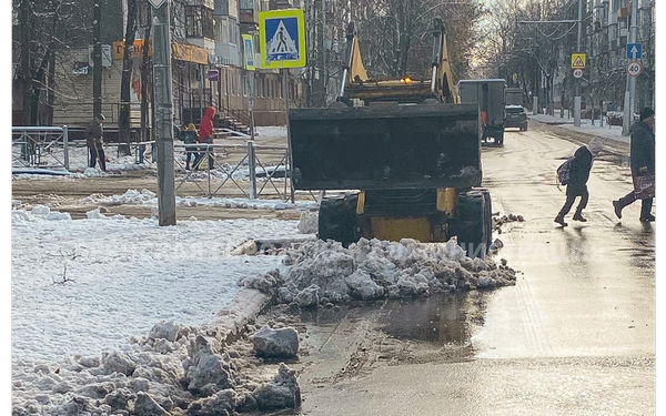 На уборке снега в Брянске работают 12 самосвалов