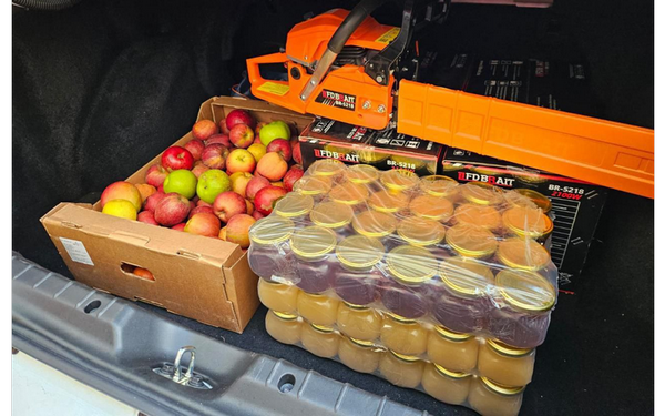 Участникам СВО Брянская областная библиотека передала мёд, яблоки и бензопилы