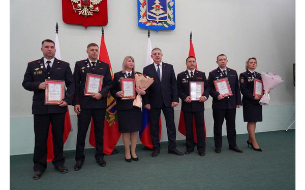 Губернатор Александр Богомаз вручил награды отличившимся сотрудникам полиции