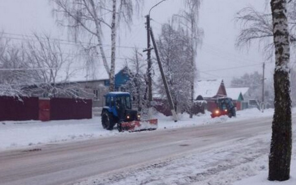 Коммунальщики и дорожники Брянщины ликвидируют последствия снегопада в районах области