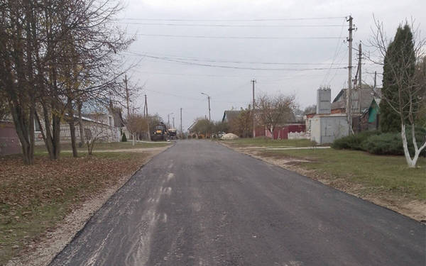 На Песчаной улице посёлка Климово уложили новый асфальт