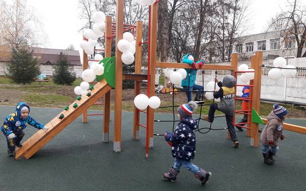 В Брянске благодаря фонду «Созвездие добра» открылась спортивно-игровая площадка