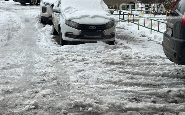 В Брянске снежная каша во дворах жилых домов доставила горожанам много проблем
