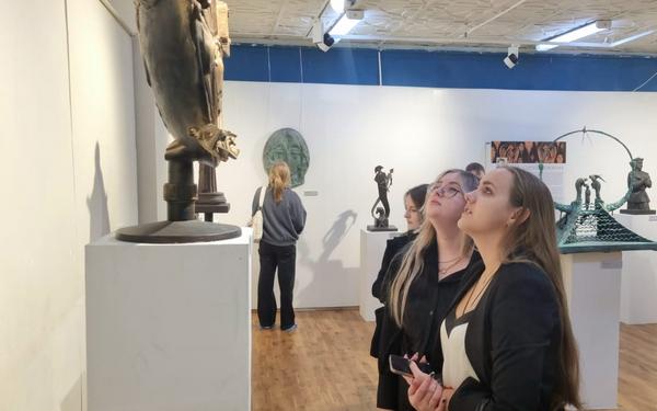 В Брянске открылась выставка скульптора Сергея Сорокина