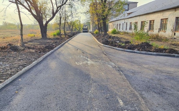 Строители Брянска продолжают ремонт дороги на территории больницы подшефной Брянки