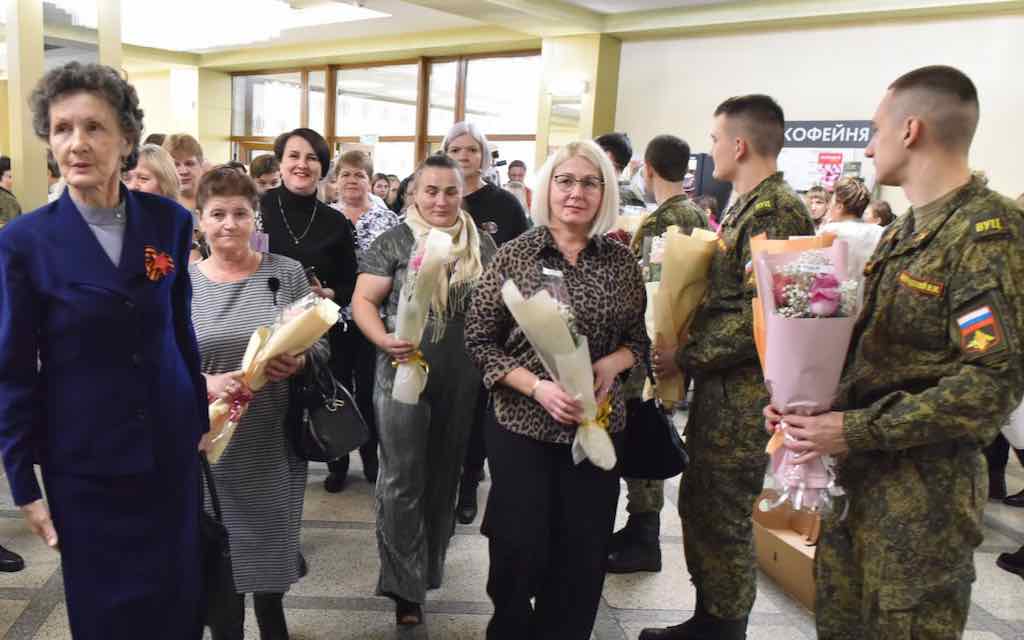 Александр Богомаз поздравил брянских матерей с наступающим праздником