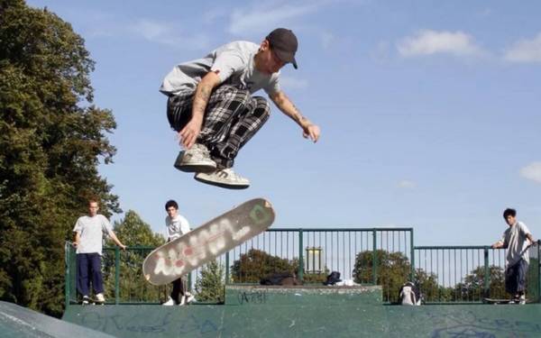 В Комаричах стартовало строительство скейт-парка