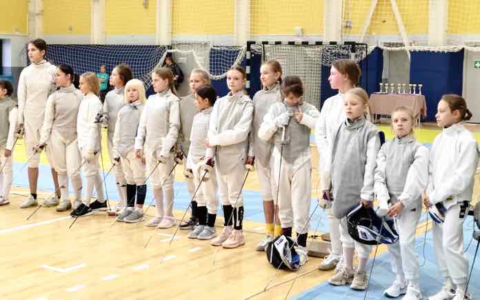 В открытом первенстве Брянской области по фехтованию участвуют 200 спортсменов