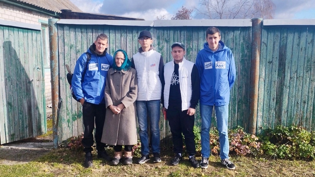 Карачевские молодогвардейцы оказали помощь ветерану труда