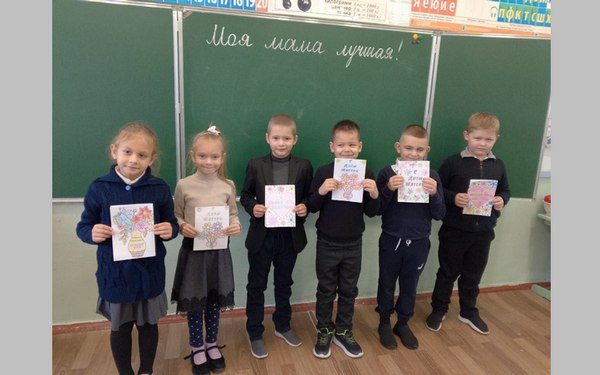 Школьники брянской области готовят подарки к Дню матери