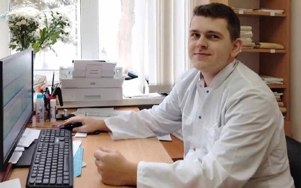 Молодой медбрат оказывает помощь пациентам в Унечкой ЦРБ