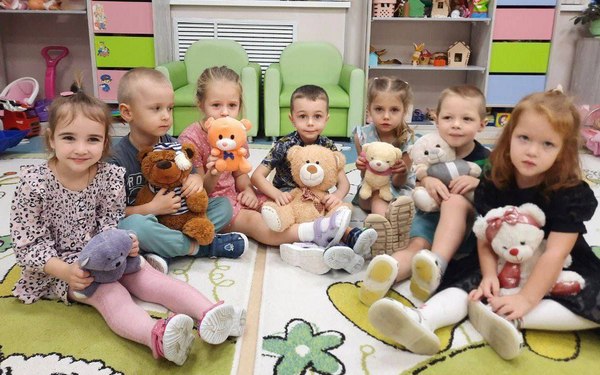 Брянские дошкольники отмечают день рождения плюшевого мишки