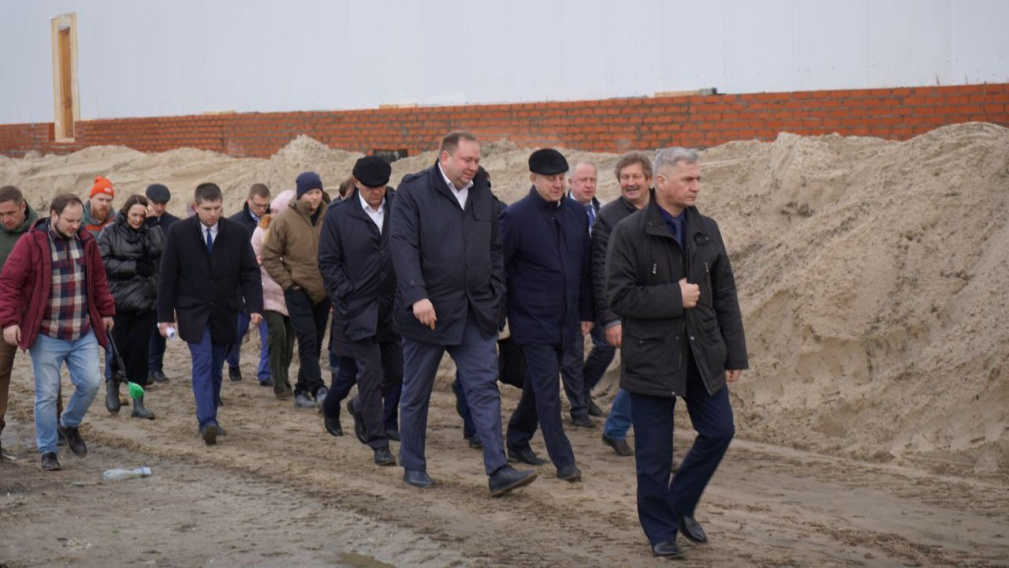 Губернатор Александр Богомаз проинспектировал строительство спорткомплекса в Супонево