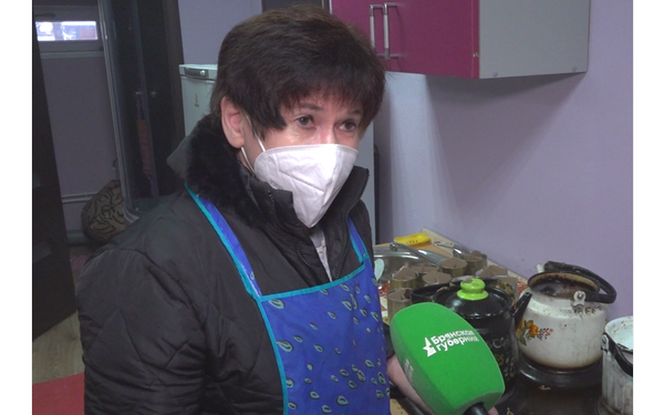 Пенсионерка из Брянска дома варит блиндажные свечи для бойцов СВО