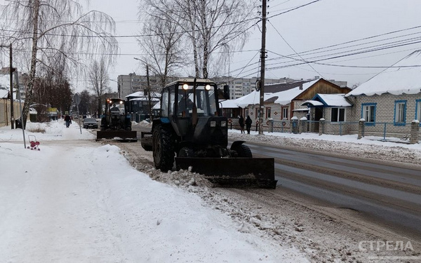 В Брянске продолжается работа коммунальных служб по очистке и обработке дорог