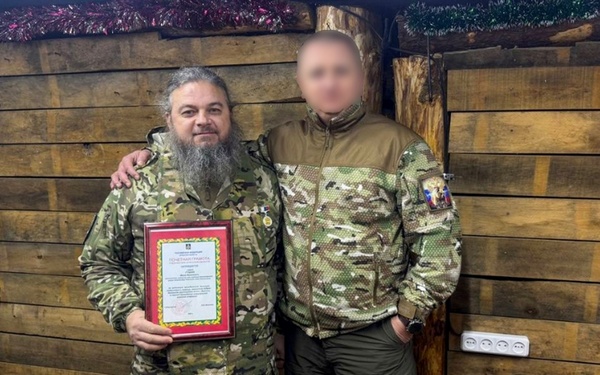 Александр Богомаз отметил наградой брянского священника за работу в зоне СВО