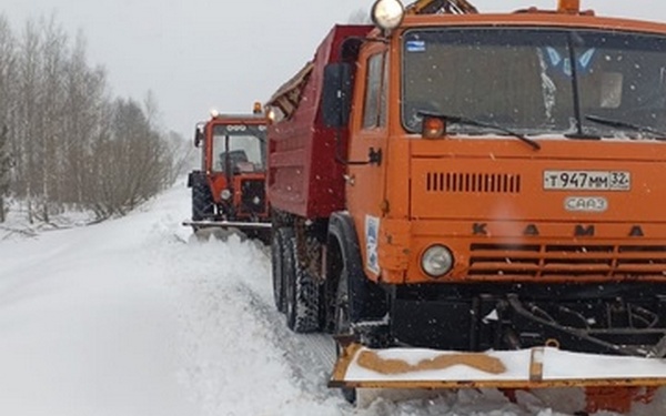 В Брянской области продолжается уборка снега на дорогах