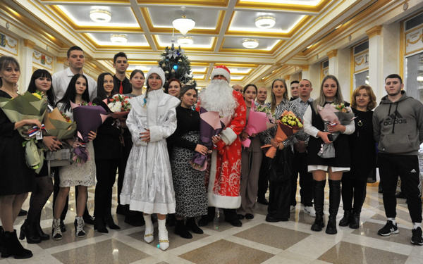 В канун Нового года в Брянской области торжественно вручили ключи от новых квартир детям-сиротам