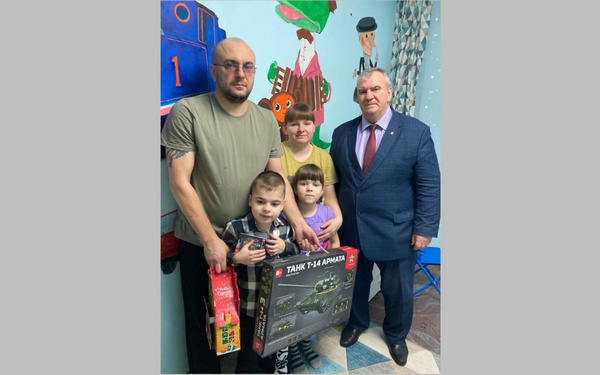 Губернатор Брянщины Александр Богомаз в рамках акции «Ёлка желаний» сделал подарок 8-летнему Степану из Брасовского района