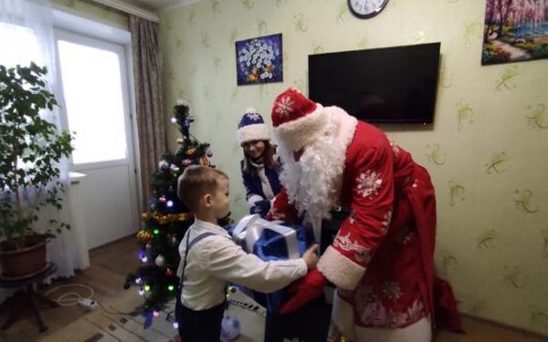 Спикер облдумы Валентин Суббот исполнил Новогоднее желание трубчевского мальчика Миши в рамках акции «Ёлка желаний»