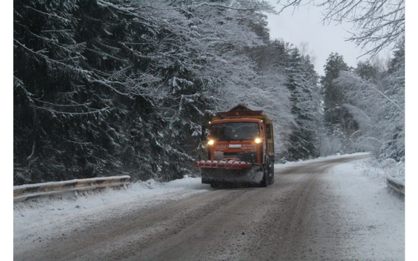 На дороги Брянской области в течение минувших суток высыпано более 3 тыс тонн пескосоли