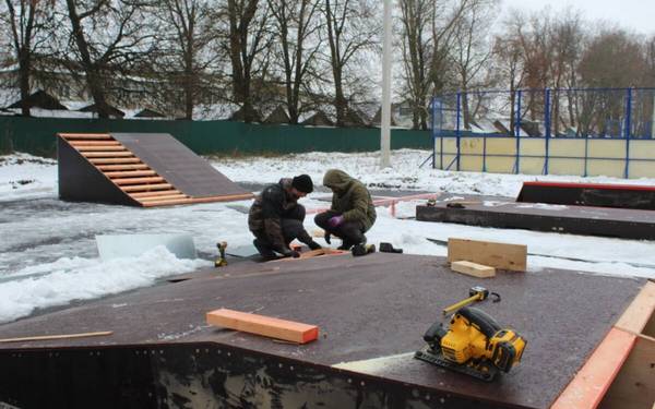 В парке брянского посёлка Комаричи монтируют скейтплощадку