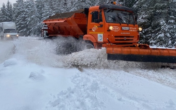 Продолжаются работы по очистке автодорог Брянской области от снега