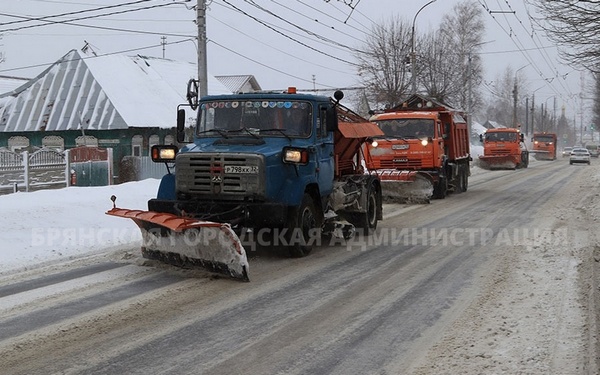 Дороги Брянска очищают от снега и посыпают реагентами 23 КДМ
