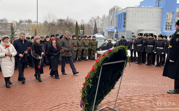 В День героев Отечества в Брянске у памятника «Круговая оборона» возложили цветы