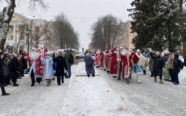 В Брянске открыли главную новогоднюю ёлку и состоялся парад Дедов Морозов