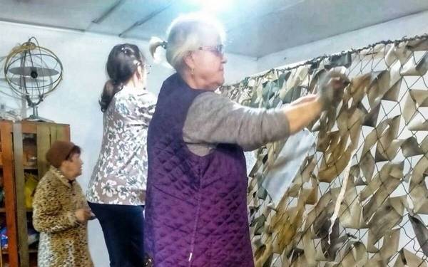 Жительницы из Стародуба плетут маскировочные сети для военных